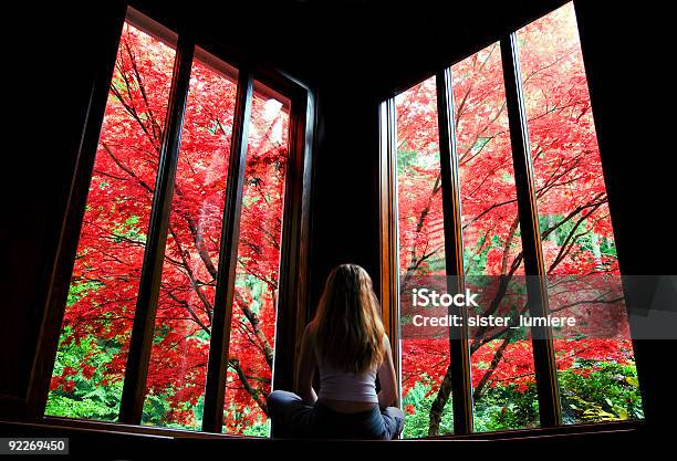 Lady Herbst Stockfoto und mehr Bilder von Aussicht genießen - Aussicht genießen, Fenster, Gartenanlage