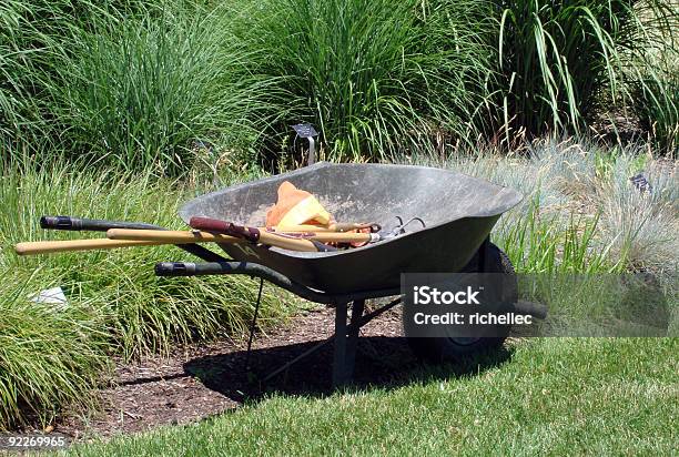 Carriola Strumenti Giardino E Giardinaggio - Fotografie stock e altre immagini di Addetto alla manutenzione - Addetto alla manutenzione, Aiuola, Ambientazione esterna