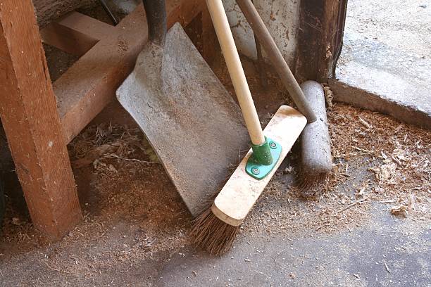 schaufel und besen in workshops - sweeping sawdust factory broom stock-fotos und bilder