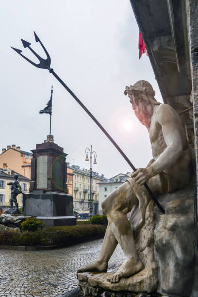 statue von king neptune, gott des süßwassers und das meer in der römischen religion - piazza emile chanoux, aosta, italien - statue roman god neptune men stock-fotos und bilder