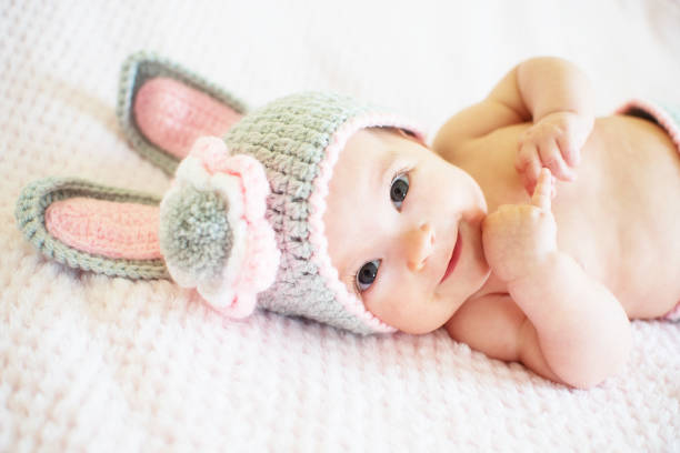 una bambina carina con un cappello da coniglietto. coniglio pasquale. - costume da coniglietto foto e immagini stock