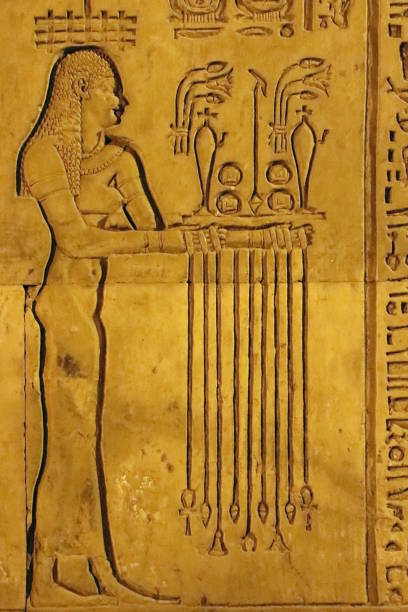 die herstellung von parfüm. hieroglyphen, kom ombo tempel - esna stock-fotos und bilder