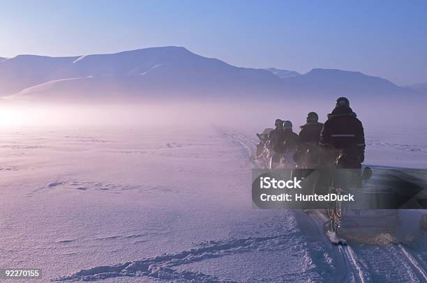 Арктический Экспедиции На Количество Снегоходов В Шпицбергеном Норвегия — стоковые фотографии и другие картинки Норвегия