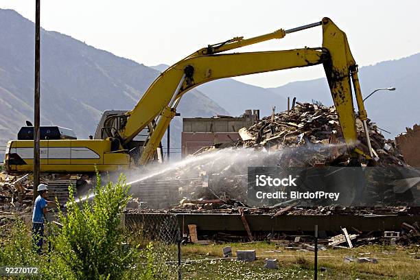 Demolição Do Edifício - Fotografias de stock e mais imagens de Adulto - Adulto, Amontoar, Ao Ar Livre