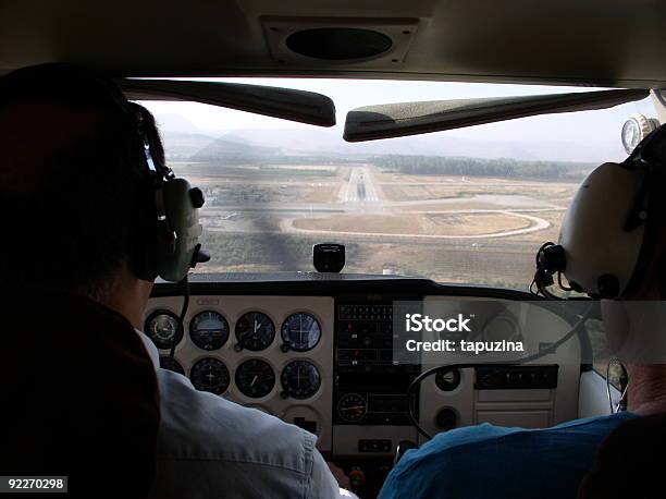 Pilotos De Avião - Fotografias de stock e mais imagens de Escola de Aviação - Escola de Aviação, Avião Propulsor, Aterrar