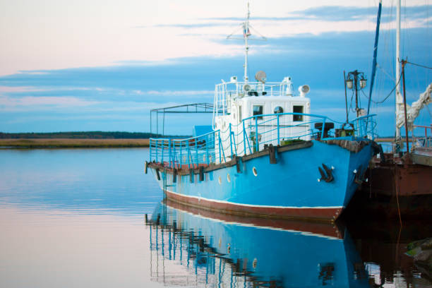 istock Lonely boat on the white sea 922702992