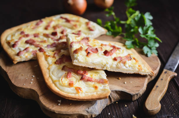 традиционный тарте фламбе с крем-фрайше, сыром, луком и беконом - gourmet pastry bread horizontal стоковые фото и изображения
