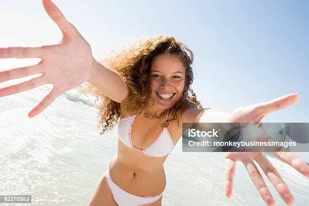 Photo libre de droit de Femme Détente Sur La Plage banque d'images et plus d'images libres de droit de 20-24 ans - 20-24 ans, Adulte, Afro-américain