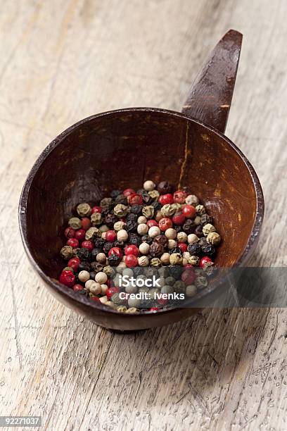 Pimenta Misto Em Tigela De Coco Na Velha Mesa De Madeira - Fotografias de stock e mais imagens de Alimentação Saudável