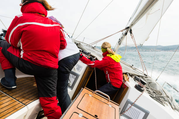 istock Sailing Boat Leaning on Rough Sea 922713986