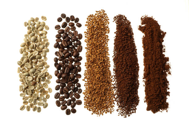 gros plan de cinq types différents de café - fond de café - coffee granules photos et images de collection