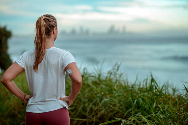 mujer de diabetes lista para mañana a lo largo de la costa - tropical climate audio fotografías e imágenes de stock