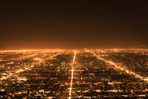 трафик лос-анджелеса. панорама городского пейзажа ночью - horizon observatory стоковые фото и изображения