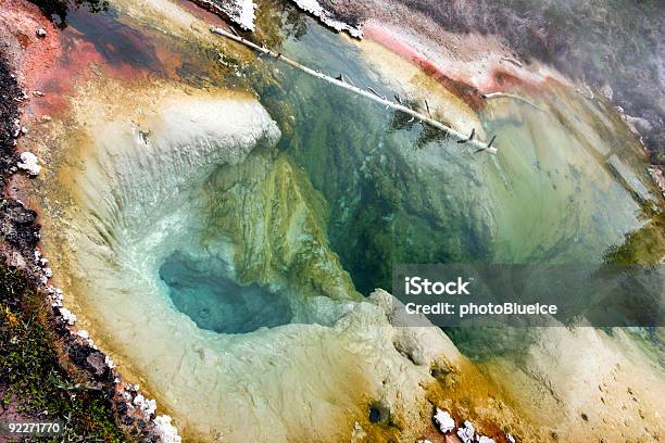 Vulcão De Lama Piscina No Parque Nacional De Yellowstone - Fotografias de stock e mais imagens de Ao Ar Livre