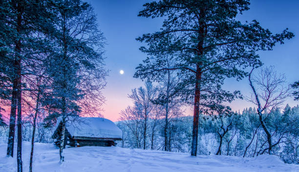 maravillas del invierno en escandinavia al atardecer - cabin snow finland lapland fotografías e imágenes de stock