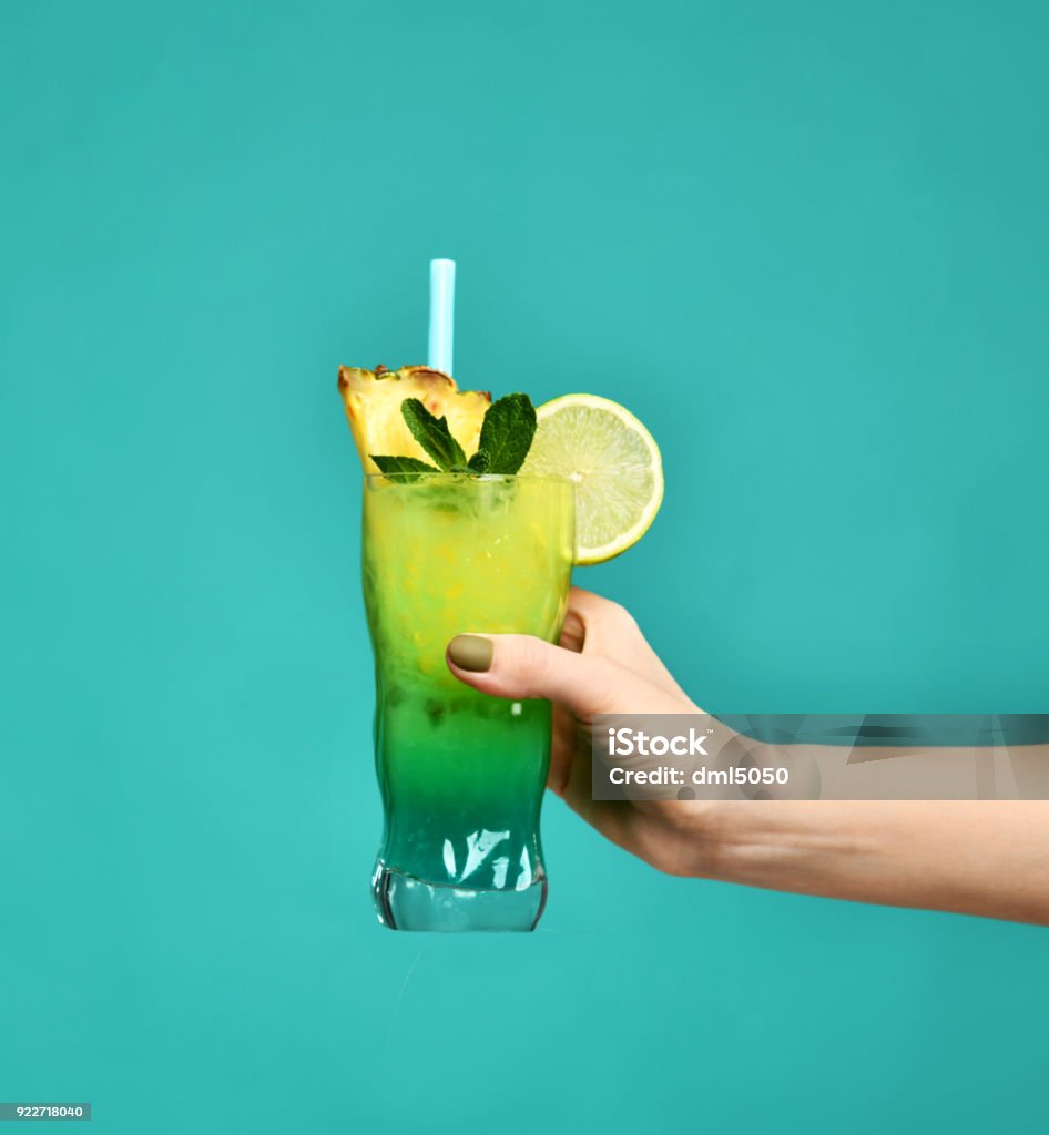 Blaue und grüne tropische Alkohol cocktail Drink in der Hand der Frau - Lizenzfrei Alkoholisches Getränk Stock-Foto