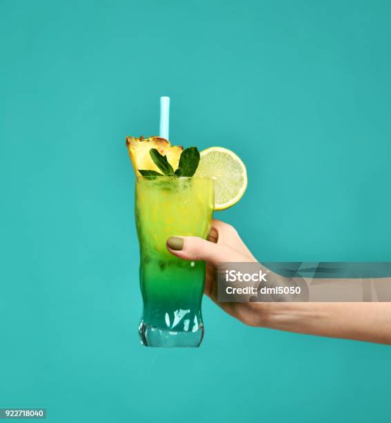 Blaue Und Grüne Tropische Alkohol Cocktail Drink In Der Hand Der Frau Stockfoto und mehr Bilder von Alkoholisches Getränk