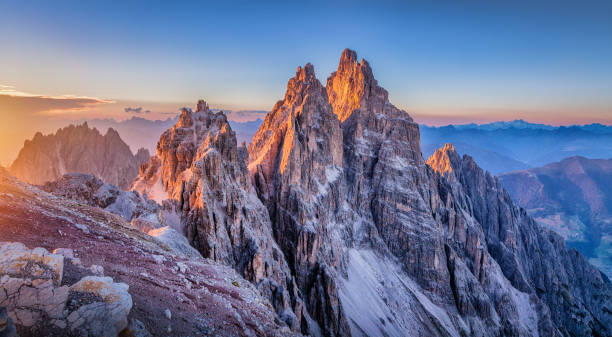 montañas dolomitas que brilla al atardecer, tirol del sur, italia - alpes dolomíticos fotografías e imágenes de stock