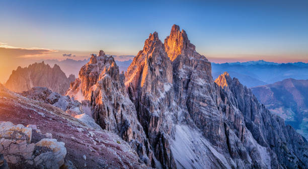 montagnes des dolomites rougeoyant au soleil couchant, tyrol du sud, italie - tirol mountain light european alps photos et images de collection
