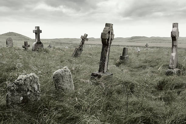 不気味な墓 - celtic cross celtic culture tombstone death ストックフォトと画像