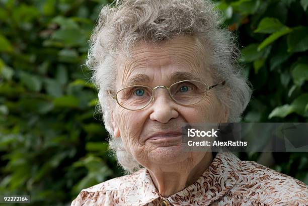 Anziani Donna - Fotografie stock e altre immagini di Adulto - Adulto, Adulto in età matura, Aiuola