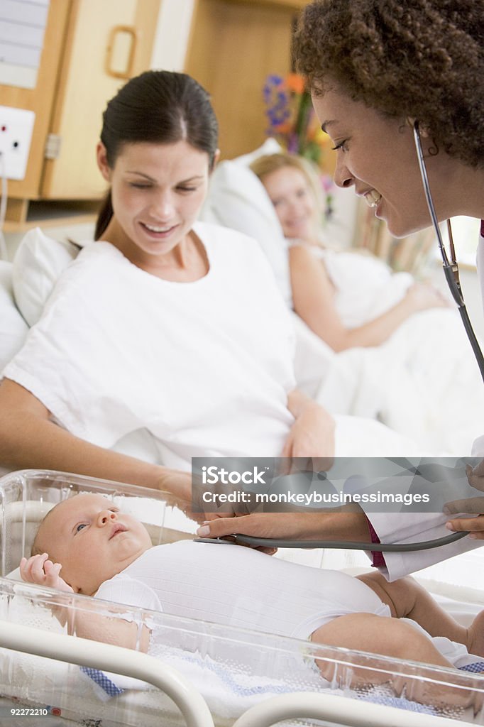 Docteur vérifiant bébé de Battement de coeur - Photo de Docteur libre de droits