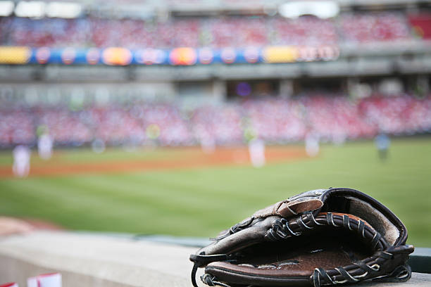 бейсбольная фон - baseball glove фотографии стоковые фото и изображения