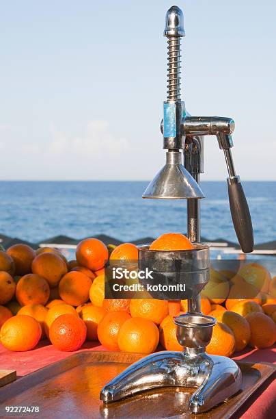 Orangen Und Manuelle Drücken Stockfoto und mehr Bilder von Bildhintergrund - Bildhintergrund, Erfrischung, Farbbild