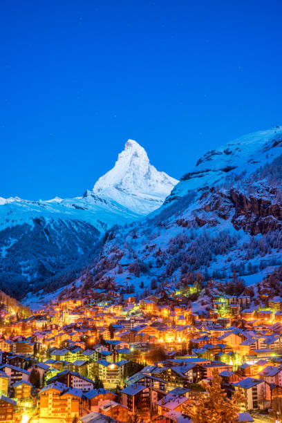 frühen morgen landschaft blick auf zermatt stadt dorf tal und matterhorn gipfel am morgen, schweiz - zermatt stock-fotos und bilder