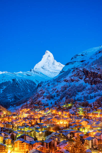 début matin paysage vue sur zermatt ville village vallée et matterhorn peak dans la matinée, suisse - ski resort winter snow night photos et images de collection