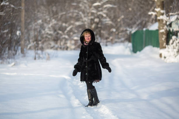 junge russin posiert im winter auf verschneiten park. - 11320 stock-fotos und bilder