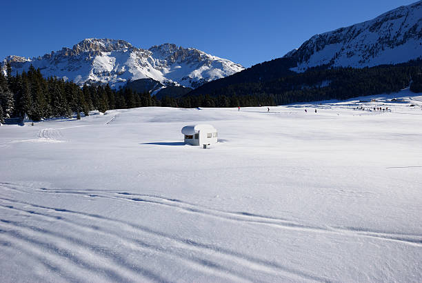 maison d ' hiver - apres ski snow mountain loneliness stock-fotos und bilder