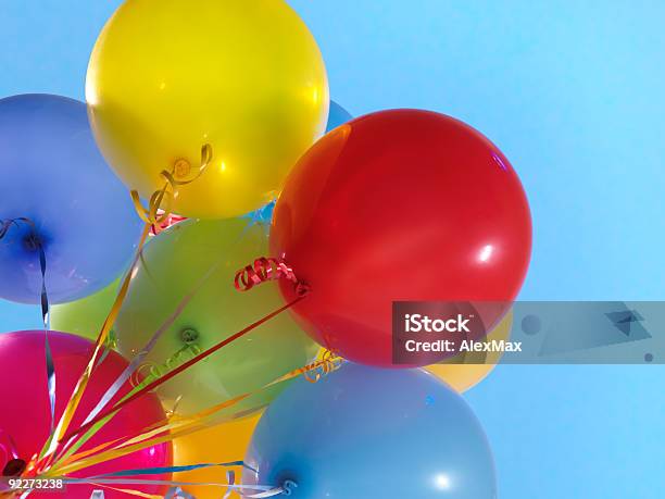 Foto de Colorido De Balões De Ar e mais fotos de stock de Abaixo - Abaixo, Balão - Decoração, Azul