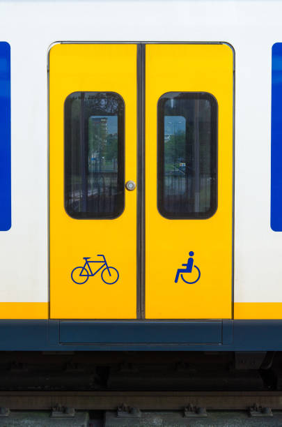 deur van gele trein in treinstation in nederland. - trein nederland stockfoto's en -beelden