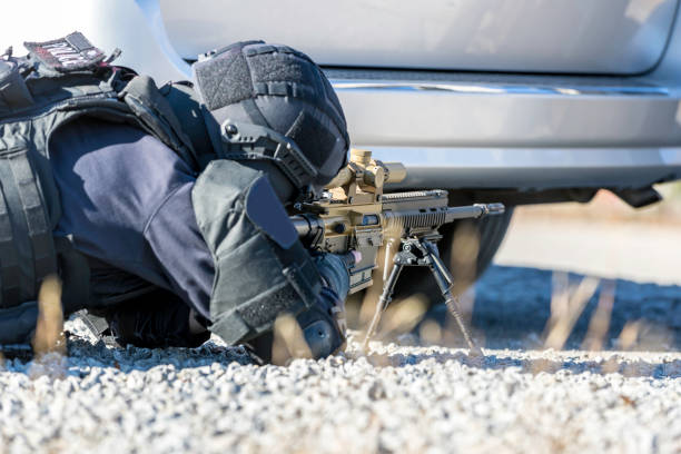 policial da swat, tiro com arma de fogo - military uniform barricade boundary police uniform - fotografias e filmes do acervo