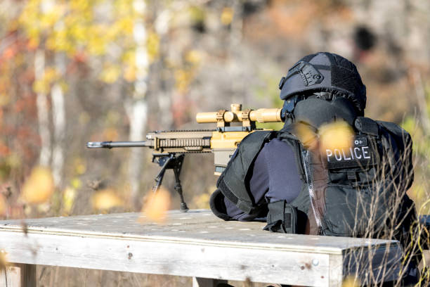 oficial de policía de swat disparos con arma de fuego - military uniform barricade boundary police uniform fotografías e imágenes de stock