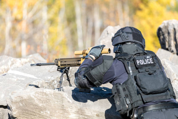 сват полицейский стрельба из огнестрельного оружия - military uniform barricade boundary police uniform стоковые фото и изображения