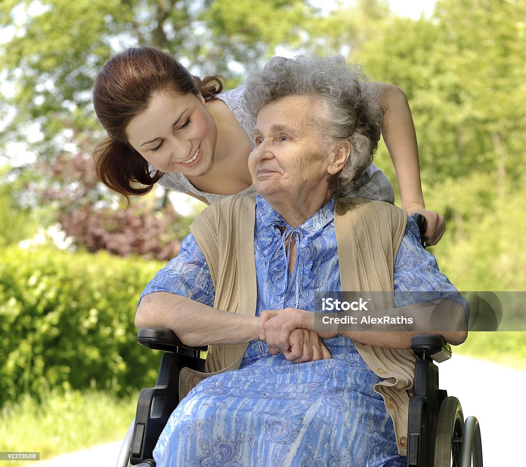 Пожилая женщина в инвалидной коляске - Стоковые фото Инвалидное кресло роялти-фри