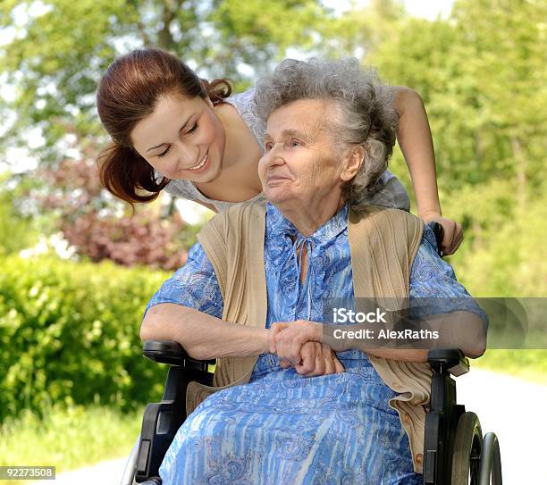 Пожилая Женщина В Инвалидной Коляске — стоковые фотографии и другие картинки Инвалидное кресло - Инвалидное кресло, Активный пенсионер, Бабушка
