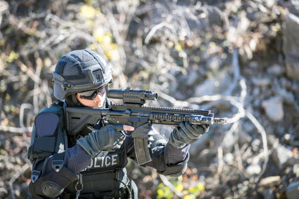 istock Swat Police Officer Shooting With Firearm 922735260