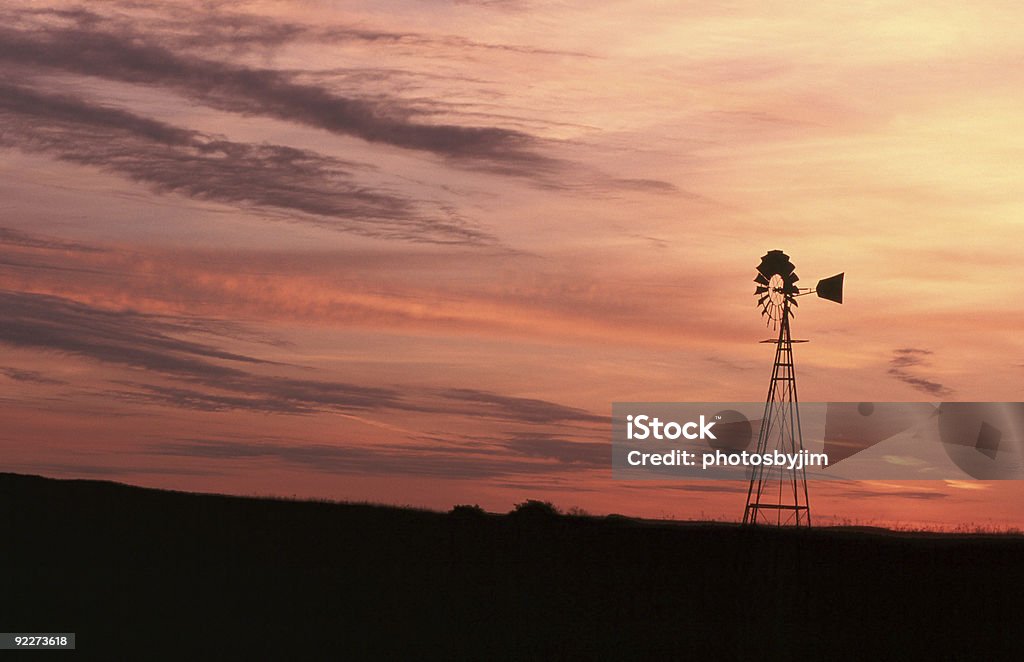 Moulin à vent au lever du soleil. - Photo de Texas libre de droits