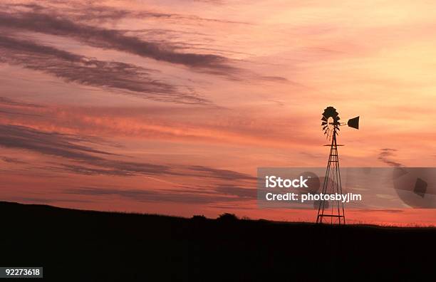 Photo libre de droit de Moulin À Vent Au Lever Du Soleil banque d'images et plus d'images libres de droit de Texas - Texas, Plaine - Caractéristiques de la terre, Ranch