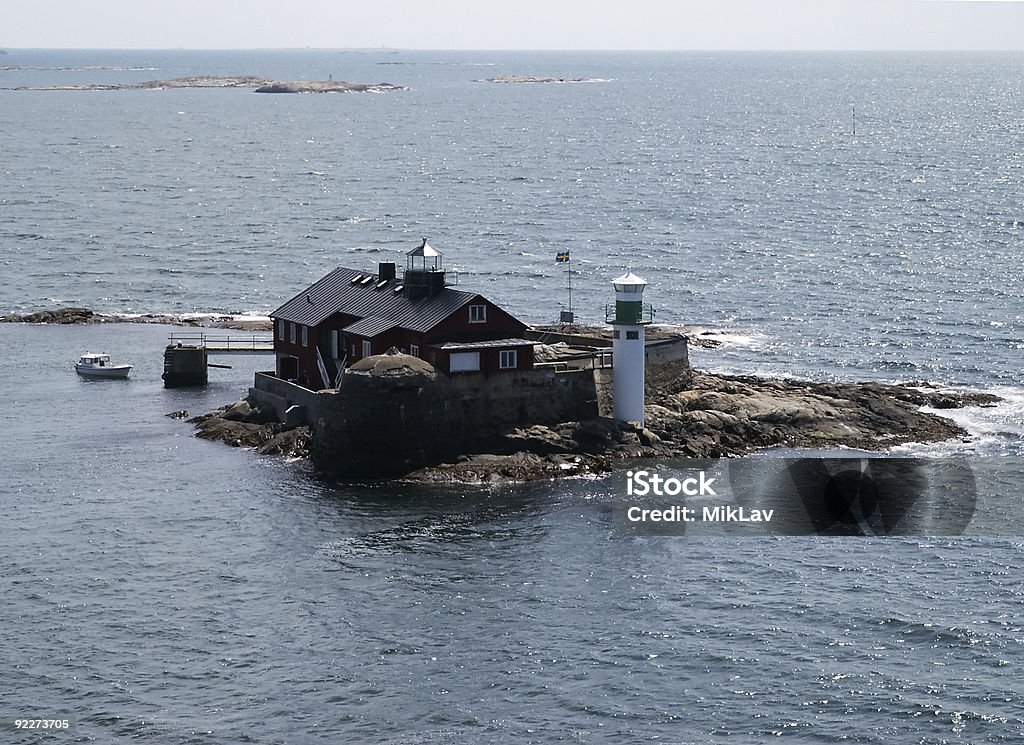 Pequeña con faro de la isla, cerca de la costa de Suecia - Foto de stock de Acantilado libre de derechos