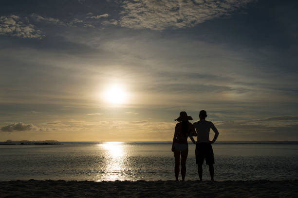 istock Sunset beach and couple of silhouette 922738230