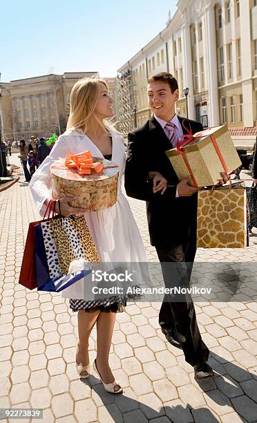 Atractiva Pareja Feliz Con Bolsas De Compras En La Calle Foto de stock y más banco de imágenes de 20 a 29 años