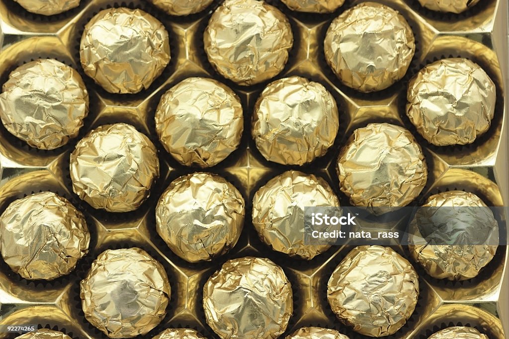 Cukierki czekoladowe w Złota folia - Zbiór zdjęć royalty-free (Błyszczący)