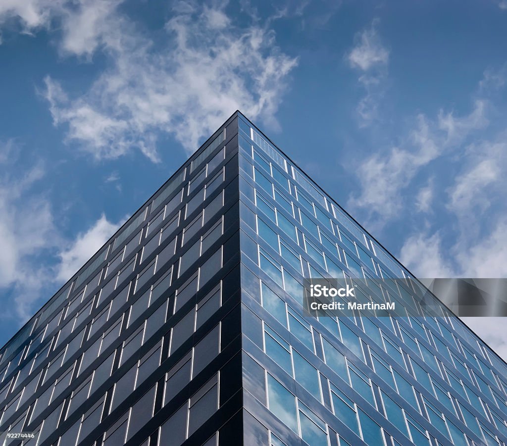 Moderno arranha-céu com nuvem refletindo as janelas - Foto de stock de Ângulo Reto royalty-free