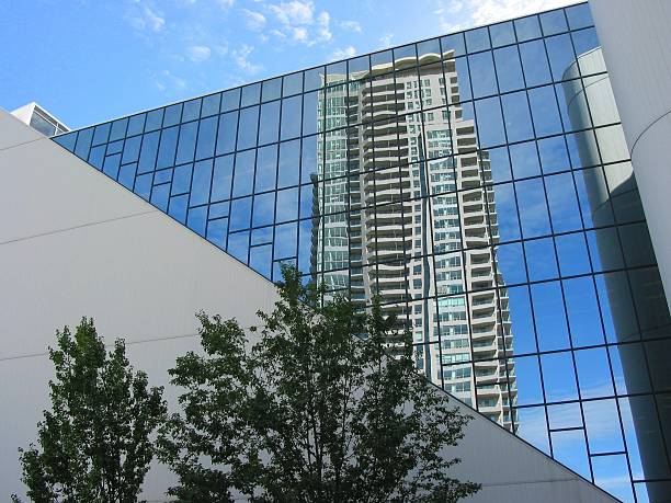 reflexo na office building - reflection glass surrounding wall urban scene - fotografias e filmes do acervo
