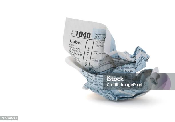Arrugados Formulario De Impuestos Foto de stock y más banco de imágenes de Formulario de impuestos 1040 - Formulario de impuestos 1040, Fondo blanco, Formulario - Documento