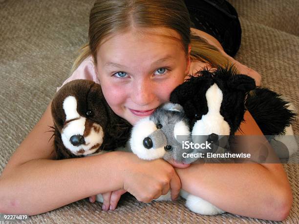 행복함 여자아이 장난감을 개에 대한 스톡 사진 및 기타 이미지 - 개, 놀기, 놀이